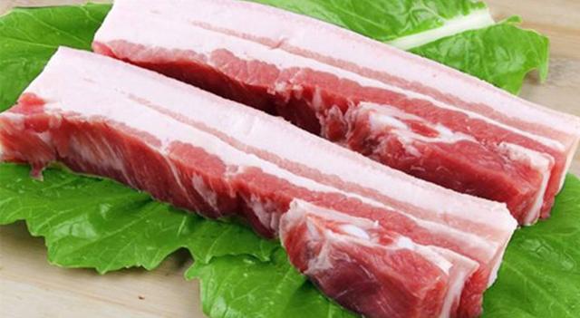 买五花肉时,记得说出"二刀肉",肉贩看你挺懂行,不敢糊弄你