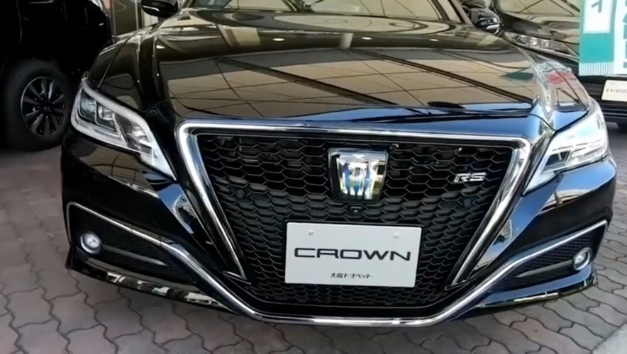 2021款丰田皇冠rs混动版坐进驾驶座才是惊艳的开始