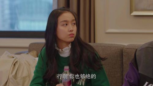 (吴施乐《小欢喜》剧照)(吴施乐日常穿搭)国潮t恤搭配破洞牛仔裤,白净