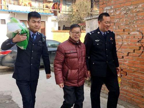 潢川县公安局环城派出所所长余杰一行走访慰问退役老兵