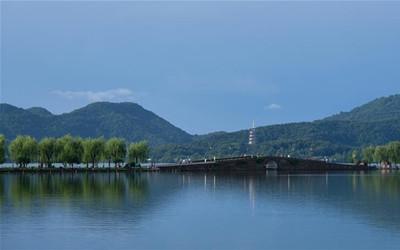 杭州西湖呈现"雨过天青"夏日美景