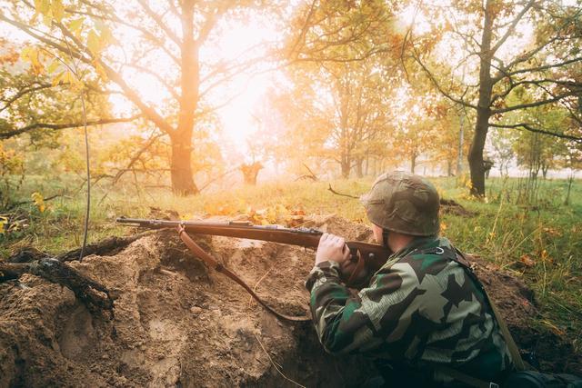 1/ 12 作为德国国防军步兵士兵穿着迷彩服,埋伏在丛林之战随着准备
