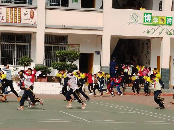 景星镇中心小学防震减灾安全疏散演练活动简影