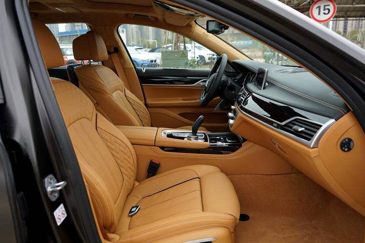 元)/创新套装(19000元)/磨砂深棕色金属漆(14000元),车辆配置总价125