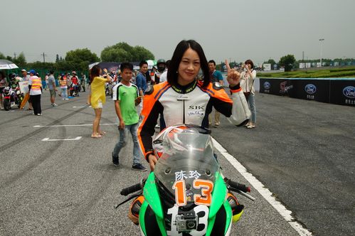 陈玲是在本田统一赛中异军突起的一位女车手,6月份第一次参加统一赛就