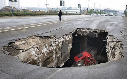 全球各色地陷事件:危地马拉巨型地坑深30米