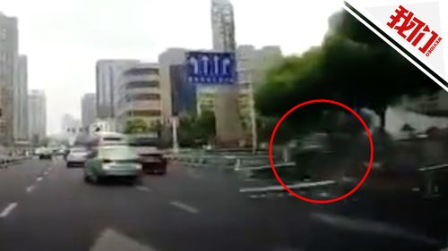 00:20 常州惨烈事故瞬间:小车冲破护栏撞多辆电动车 01:12 常州惨烈