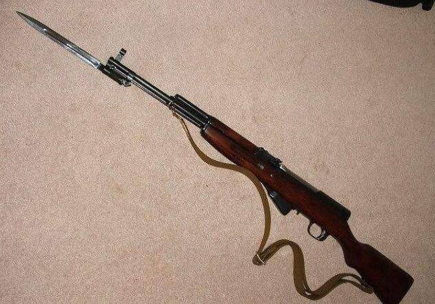 白宝山抢到了81式自动步枪,为何还要抢夺54式手枪?