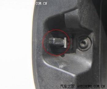 这个小舌头有时候不能自动弹出,导致油箱盖盖不住
