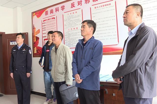 9月22日,市委政法委副书记王运军一行督查调研我县反邪教工作.