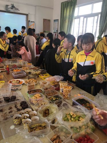 县西小学113年校庆,庆典仪式结束后,各班举行班级美食节,美妈帅爸萌娃