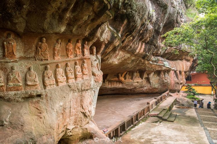 通天岩风景区内遍布石窟,这些石窟始凿于唐代,兴于宋代,是南方少有的