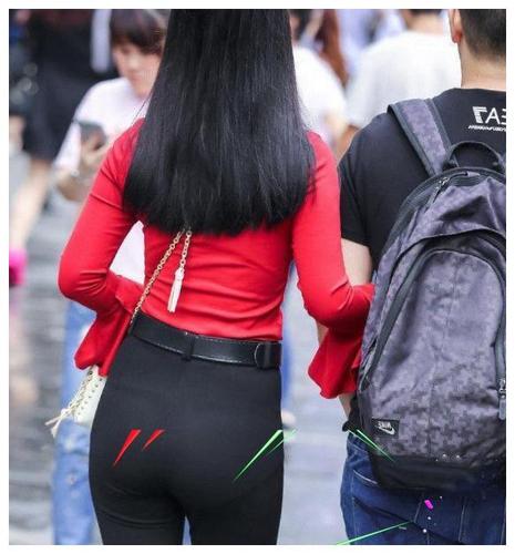 街拍:小姐姐身姿丰腴,雪白的肌肤,凹凸有致超性感