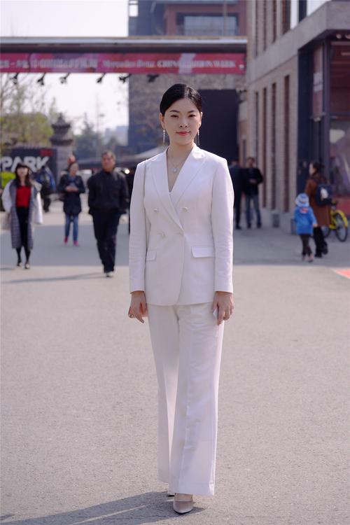 对于很多职场女士来说,要学会搭配正装,西服和西裤,都要搭配出干净