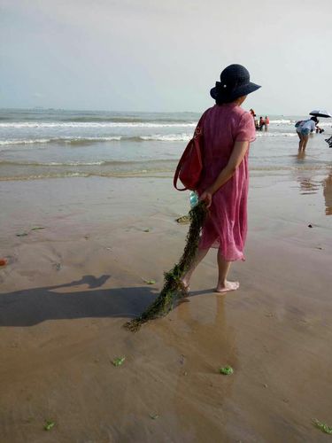 水里呆久了变成人上岸来玩,,一不小心露出了海妖的长尾巴,却怎么也收