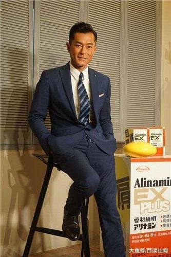 刘德华,很喜欢他现在的发型,两边铲光,中间头油.