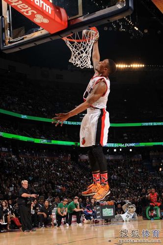 高清图:利拉德扣篮大赛精选 决赛反手挥臂重扣