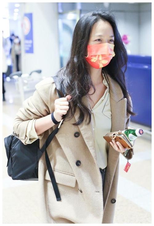 街拍汤唯北京穿搭,标志性卷发,米色风衣,时尚风雅