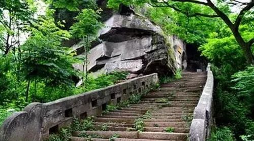 龙多山,传说与历史交织的梦境