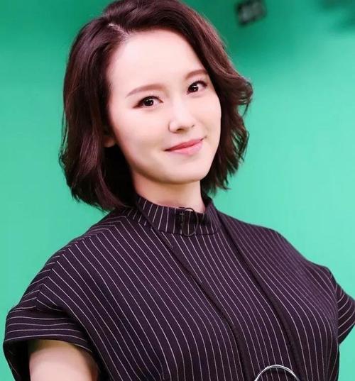 凤凰卫视美女主持人艾楚怡与央视最帅主播胡悦鑫早已隐婚