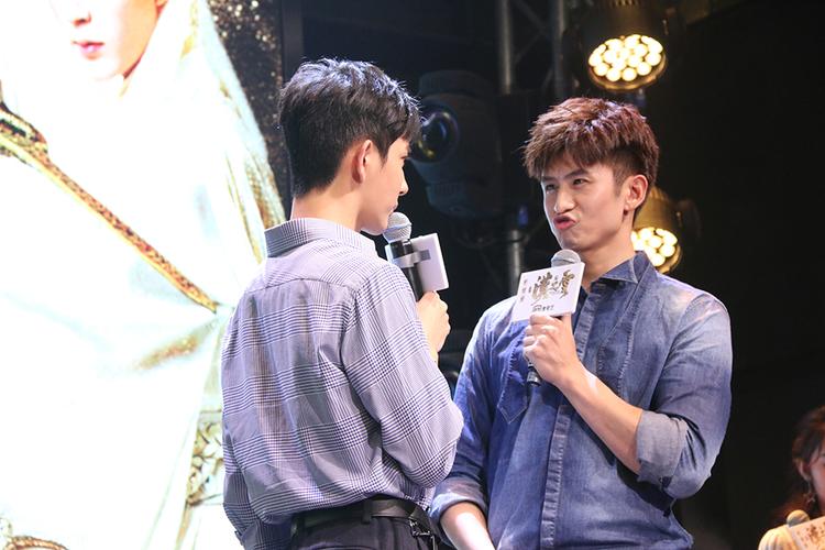 张云龙于朦胧互画肖像送影迷 两人当场演绎壁咚戏码