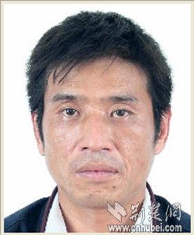 现年43岁的监利人任继雄,涉嫌多起重大刑事犯罪,目前被警方通缉在逃