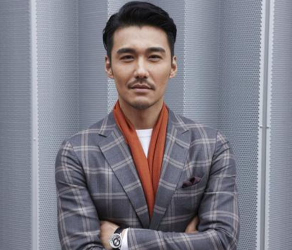 被誉为"中国第一男模",因太帅被英国富婆看中,49岁成这样