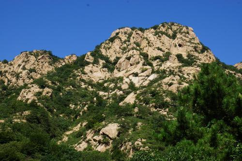 芈月山位于河南省南阳市淅川县毛堂乡西北部,北与河南省南阳市西峡县
