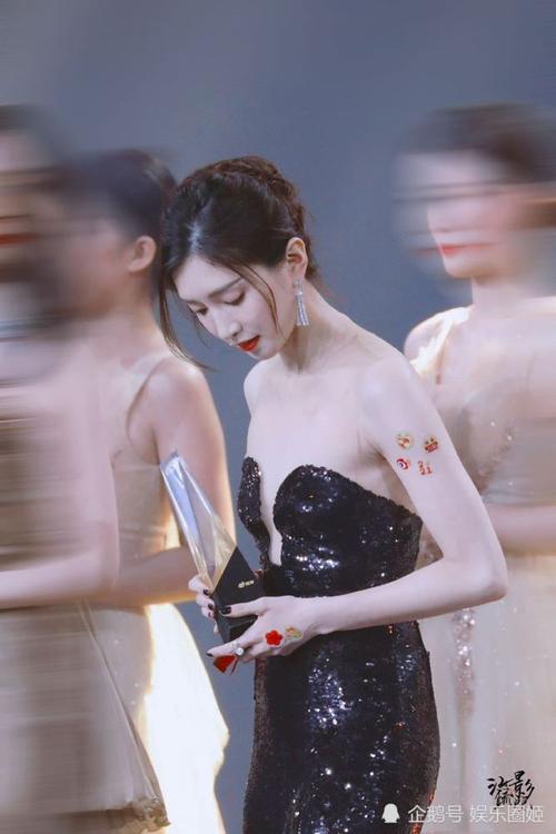 江疏影越来越大胆:故意露白皙腿根,晒照超级心机!衣品在众女星中最好!