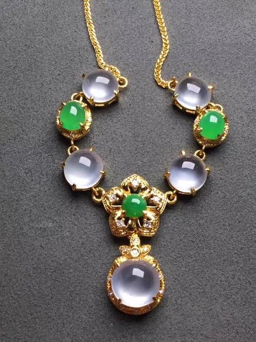 新品高冰蛋面锁骨链18k金伴钻石镶嵌a货翡翠,种好色辣,时尚大方,完美