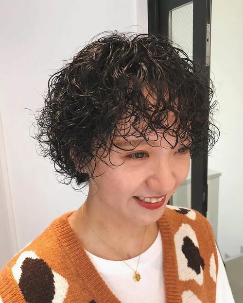 满头烫的小卷卷烫发,一般适合头型较小,发质细软,头发又比较少的