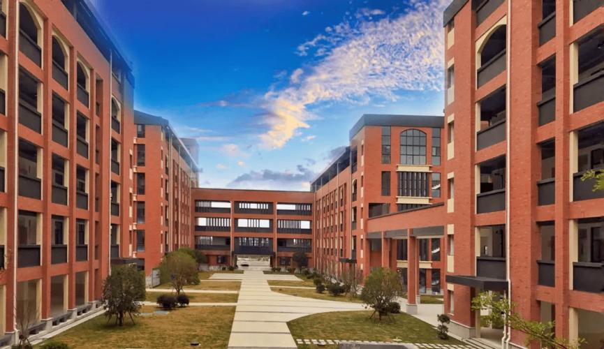 福州滨海实验学校位于滨海新城,紧邻福州三中滨海校区.