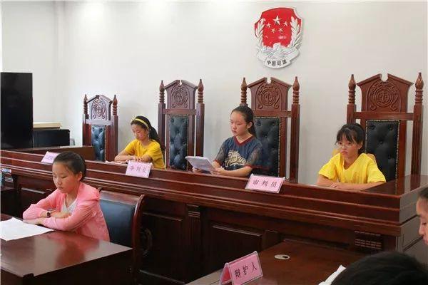 打包一批精彩照片我是小小法律人青少年模拟法庭第二次集训圆满结束