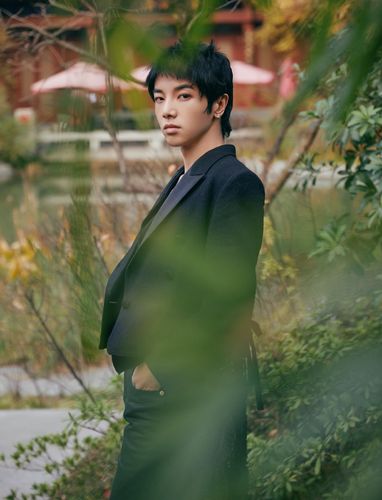 简介:华晨宇蕾丝燕尾服帅气写真图片,分享一组华晨宇图片给大家,图中