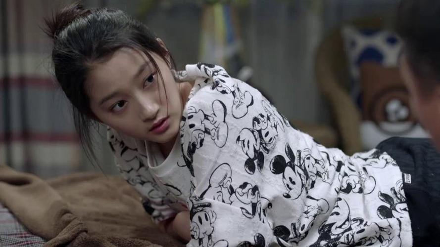 好先生关晓彤正在数钱孙红雷一进来吓得她赶紧抱住钱