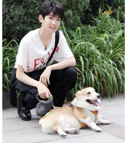 王源的生活照和时尚街拍,阳光帅气,最后一张网友表情亮了?