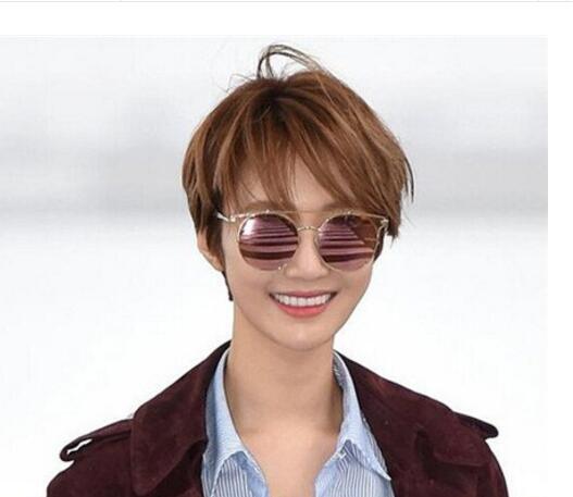 同时刘海还有点儿碎,很随意地盖在额头上面,这就是极适合宽脸短发发型
