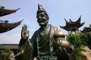 济公破帽破扇破鞋垢衲衣,貌似疯颠,初在杭州灵隐寺出家,后住净慈寺,他