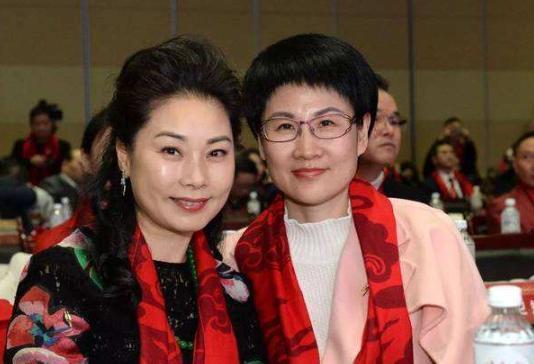 实现华丽转身的夏赛丽,如今依然气质超群,丈夫与她非常恩爱,事业又