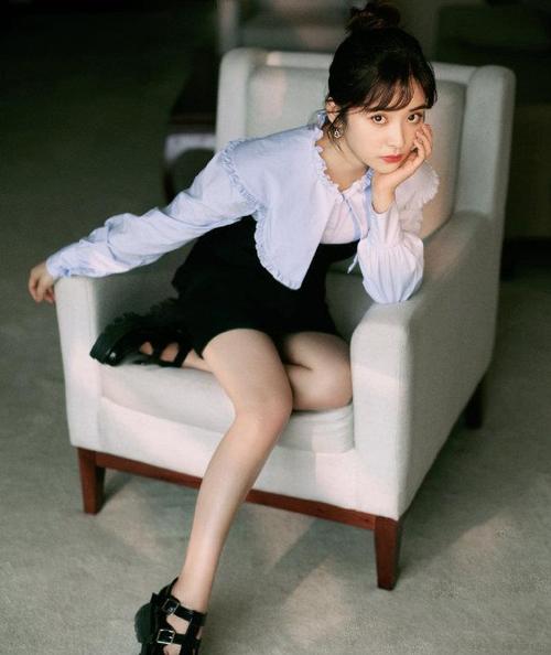 为了凹出漫画腿沈月全身都在弯曲谁料到这样真的显腿长