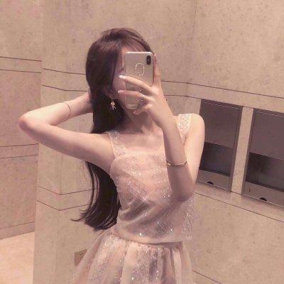 用衣袖遮脸的女生头像