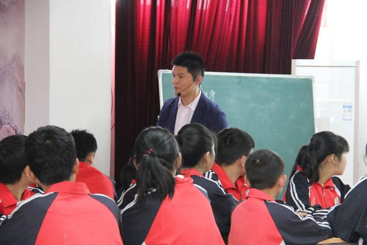 临沂枣园中学杜鹏老师在讲课