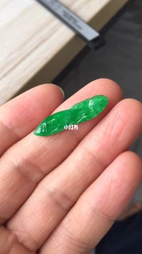 满色阳绿翡翠鱼_翡翠_时尚_配饰