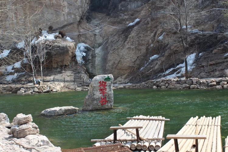 景区座落在巍峨的笔架山脚下,在这里可以观赏笔架山主峰,将军谷,将军