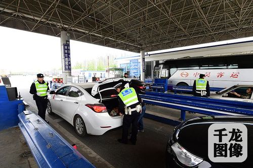 图为大兴求贤检查站执勤民警在高效检查过站车辆人员,确保安全,畅通.