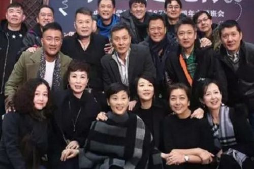 徐帆为何要嫁给冯小刚,这两张照片告诉你答案,网友:管用就行