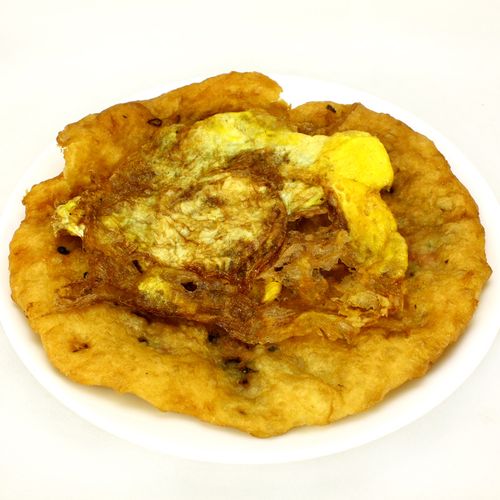 p>鸡蛋葱油饼又称鸡子大饼,是江苏无锡传统名点,是一道以面粉,酵母