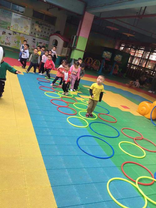 小博士幼儿园中1班《颜色蹦蹦跳》主题活动总结