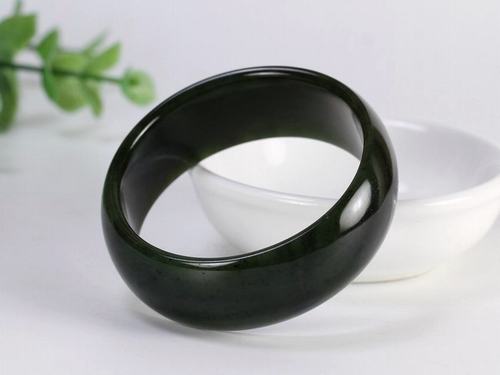 和田玉黑碧玉籽料价格值不值钱?如何区别黑碧玉和黑青玉?