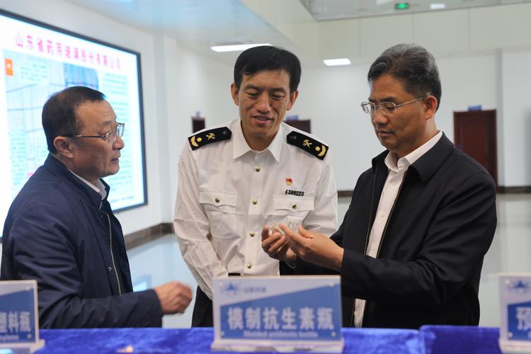 淄博海关关长王威一行在县委书记王义朴等相关领导的陪同下来我公司